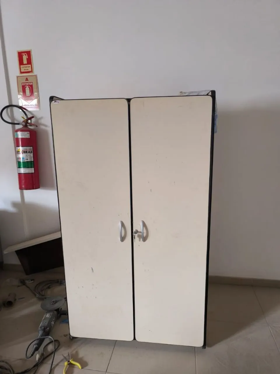 Armário de escritório com duas portas