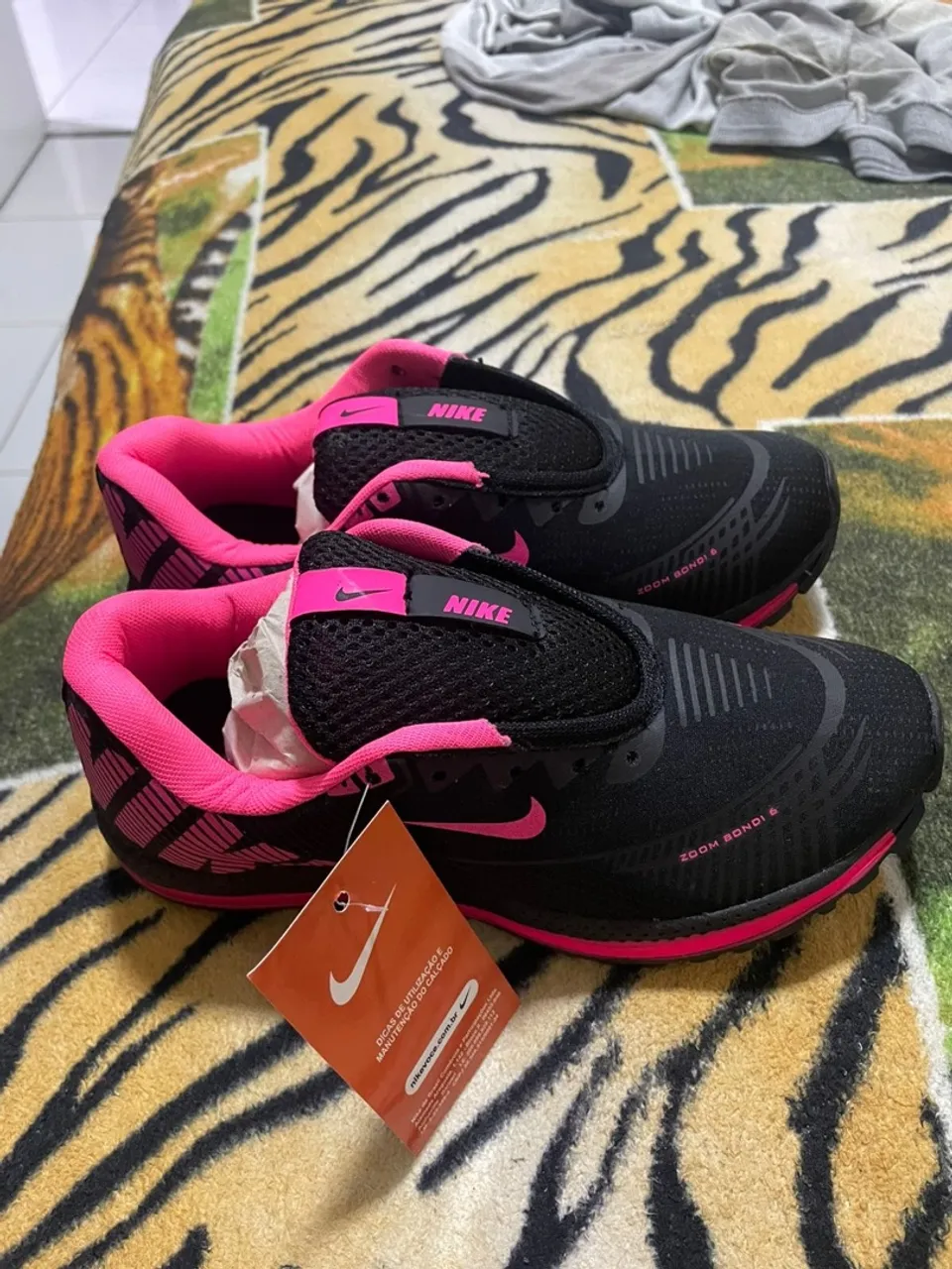 Tênis Nike Zoom Bondi Feminino - Preto com Rosa
