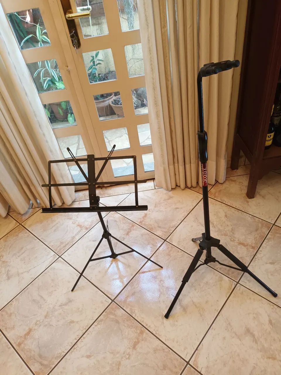 Suporte para Guitarra e Estante para Partitura