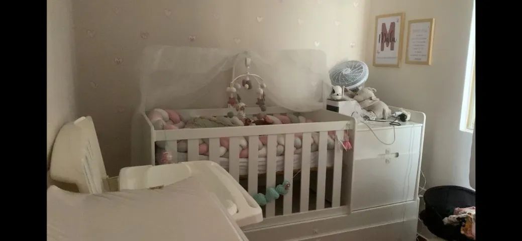 Berço multifuncional com cômoda