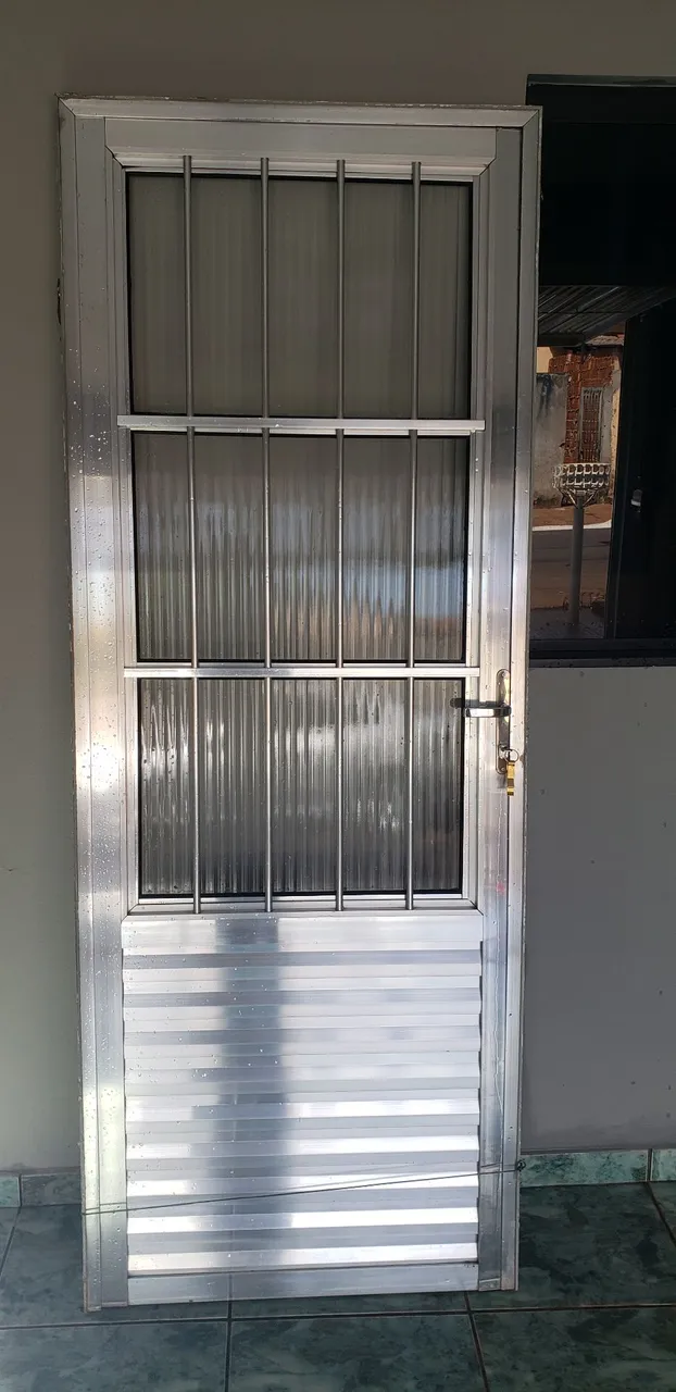 Vendo porta de alumínio semi nova 
