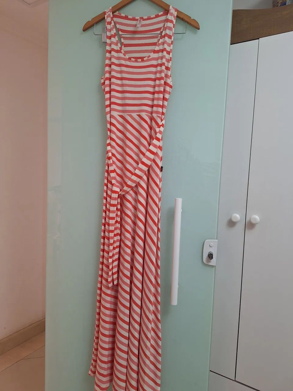 Vestido listrado vermelho e branco