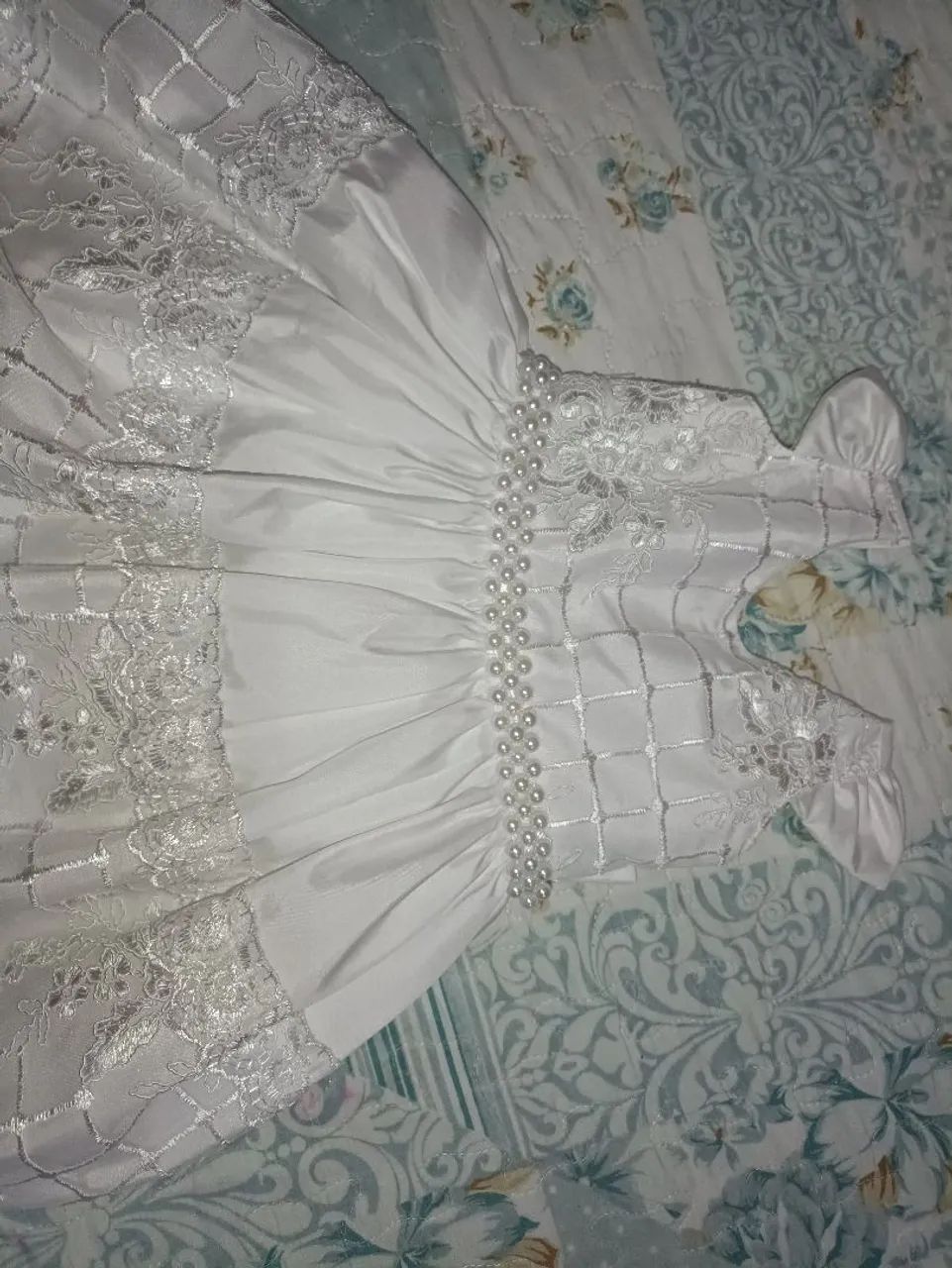 Vestido de Festa Infantil Branco com Detalhes em pérola e em Renda Tam 1 ano - Foto 3
