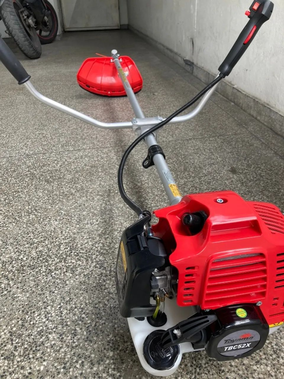 Roçadeira cortador de grama Lateral a Gasolina Toyama 