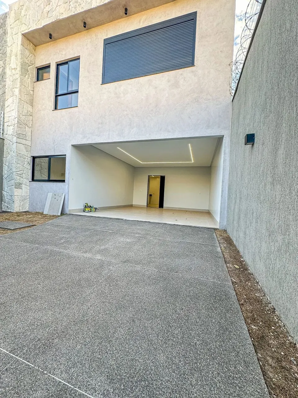 Sobrado de alto padrão com piscina, 4 quartos, sendo 3 suítes, no Jardim América