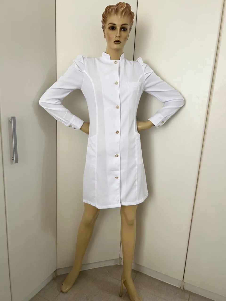 Jaleco Branco Elegante com Detalhes