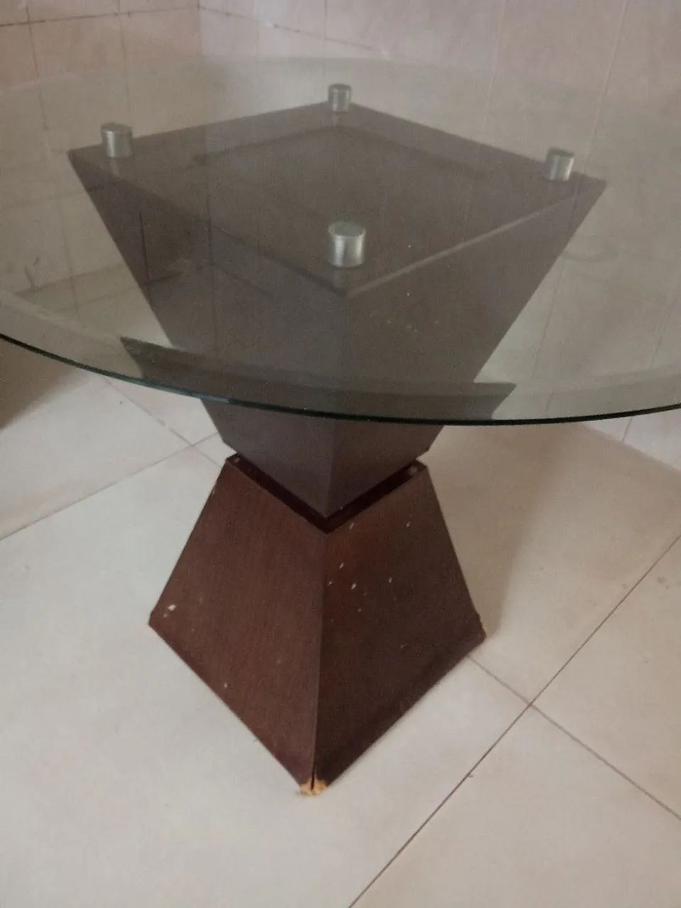 Mesa de centro em madeira com tampo de vidro