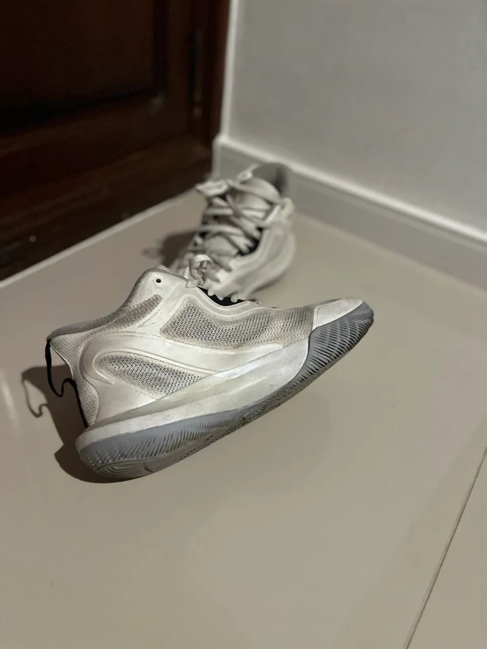 TÊNIS DE BASQUETE DA UNDER ARMOUR - Foto 4