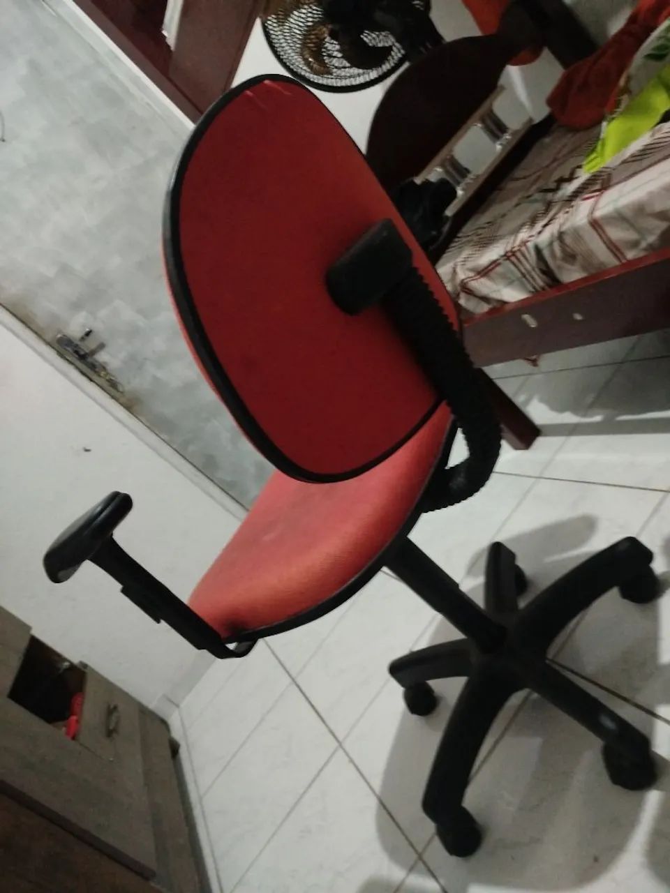 Cadeira de escritório vermelha  - Foto 2