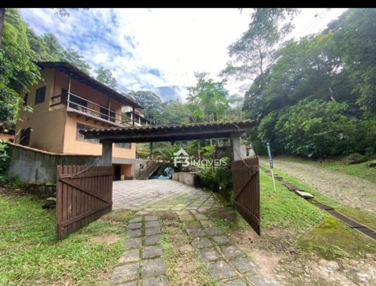 Vende-se sitio no condomínio parque serra da caneca fina , Guapimirim 