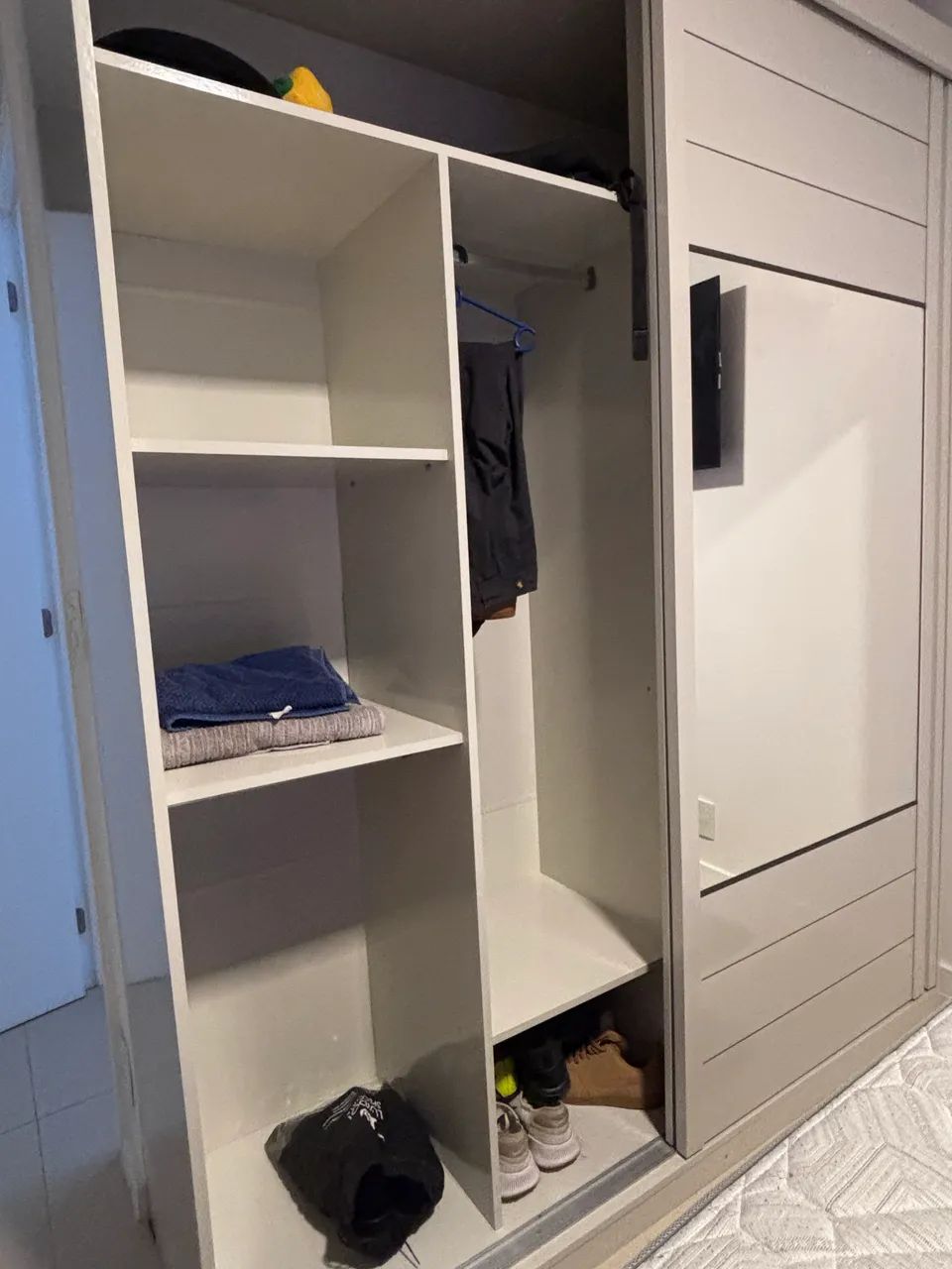 Guarda-roupas de solteiro, com duas portas e espelho - Foto 3