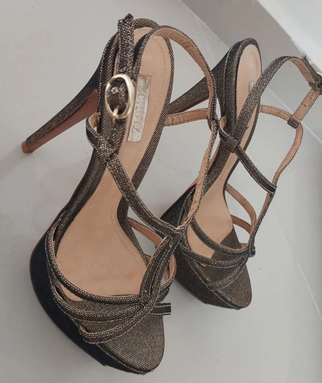 Vendo Sandália marca Schutz num 34 semi nova - Foto 2