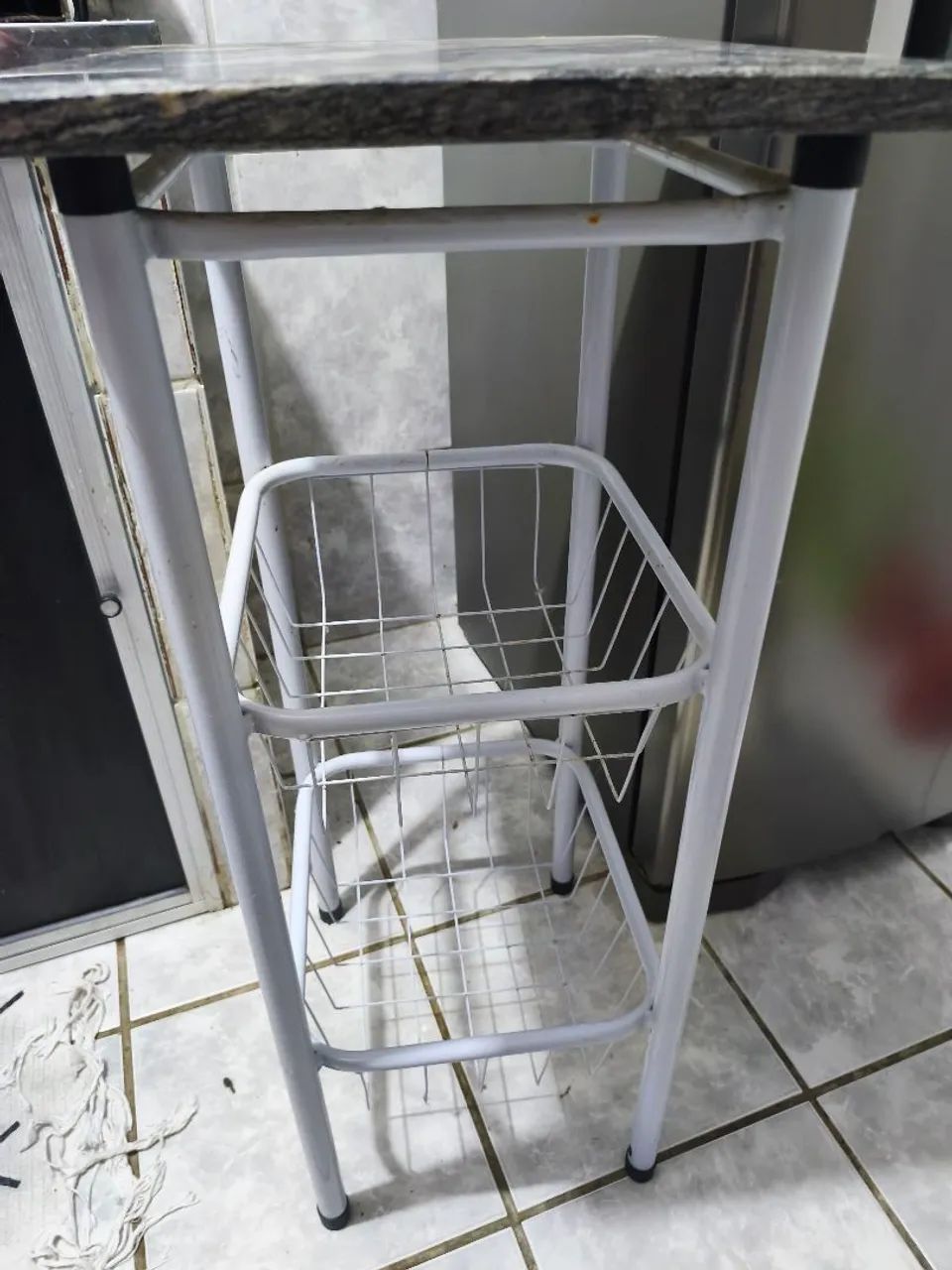 Fruteira de chão com tampo de mármore 