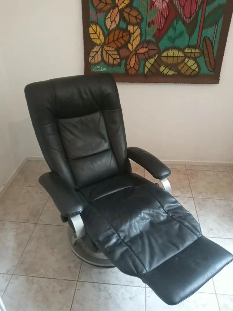 Poltrona Lafer Kiri em couro preto legítimo