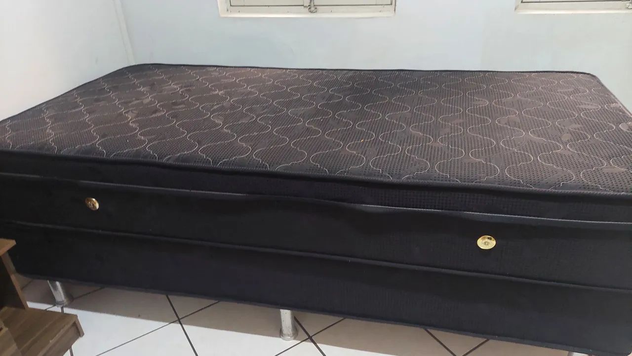 Cama box solteiro.  Bem conservada.
