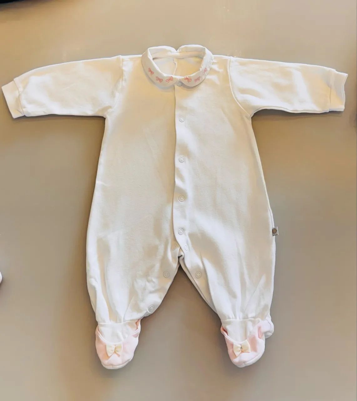 Macacão de bebê  branco com casaquinho de linha rosa - 6 meses - Foto 5
