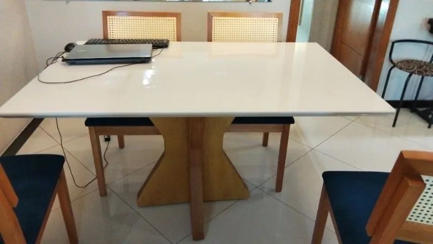 Vendo Mesa de jantar. 