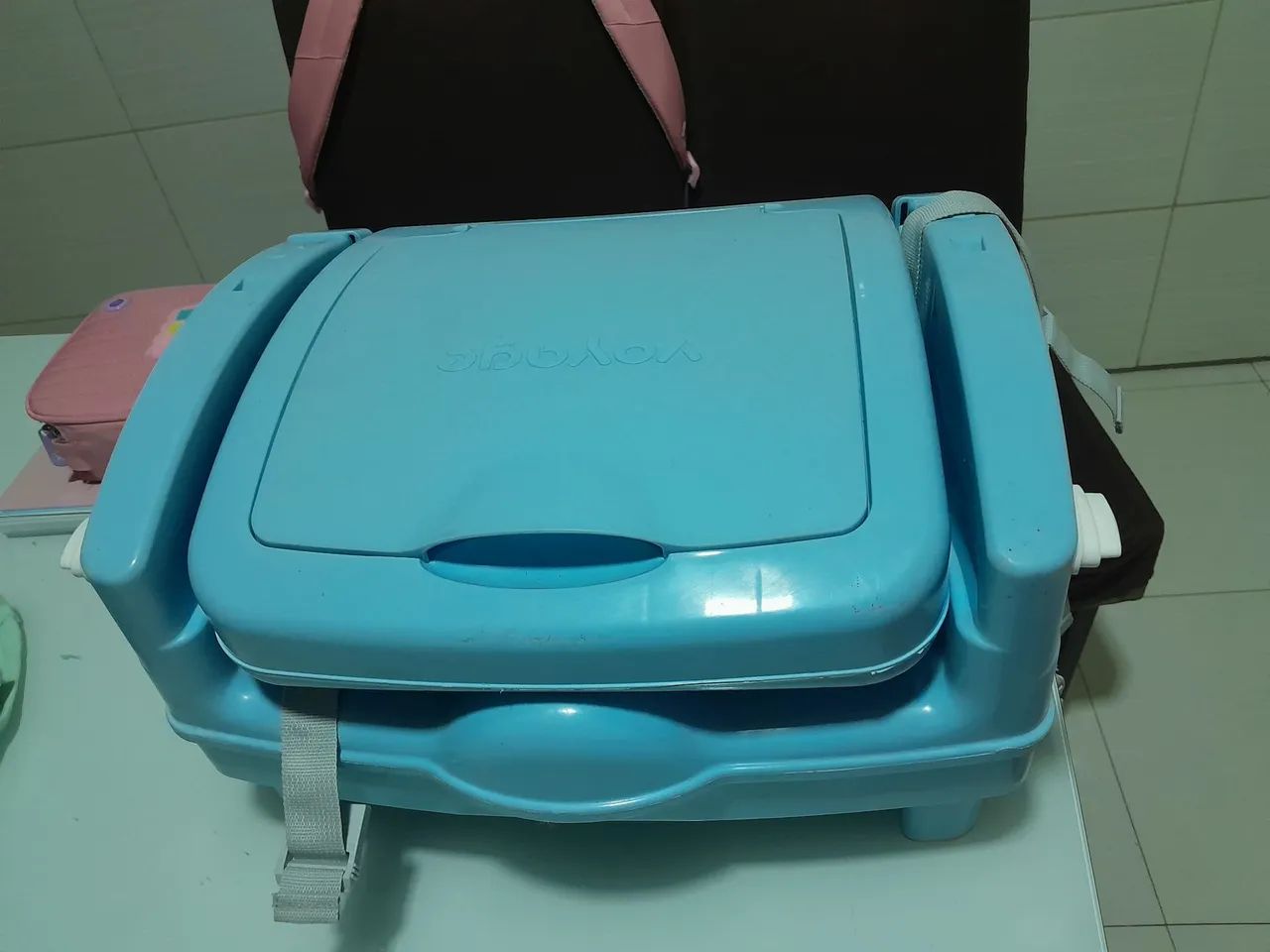 Cadeira de alimentação portátil seminova. Azul e branca. - Foto 5
