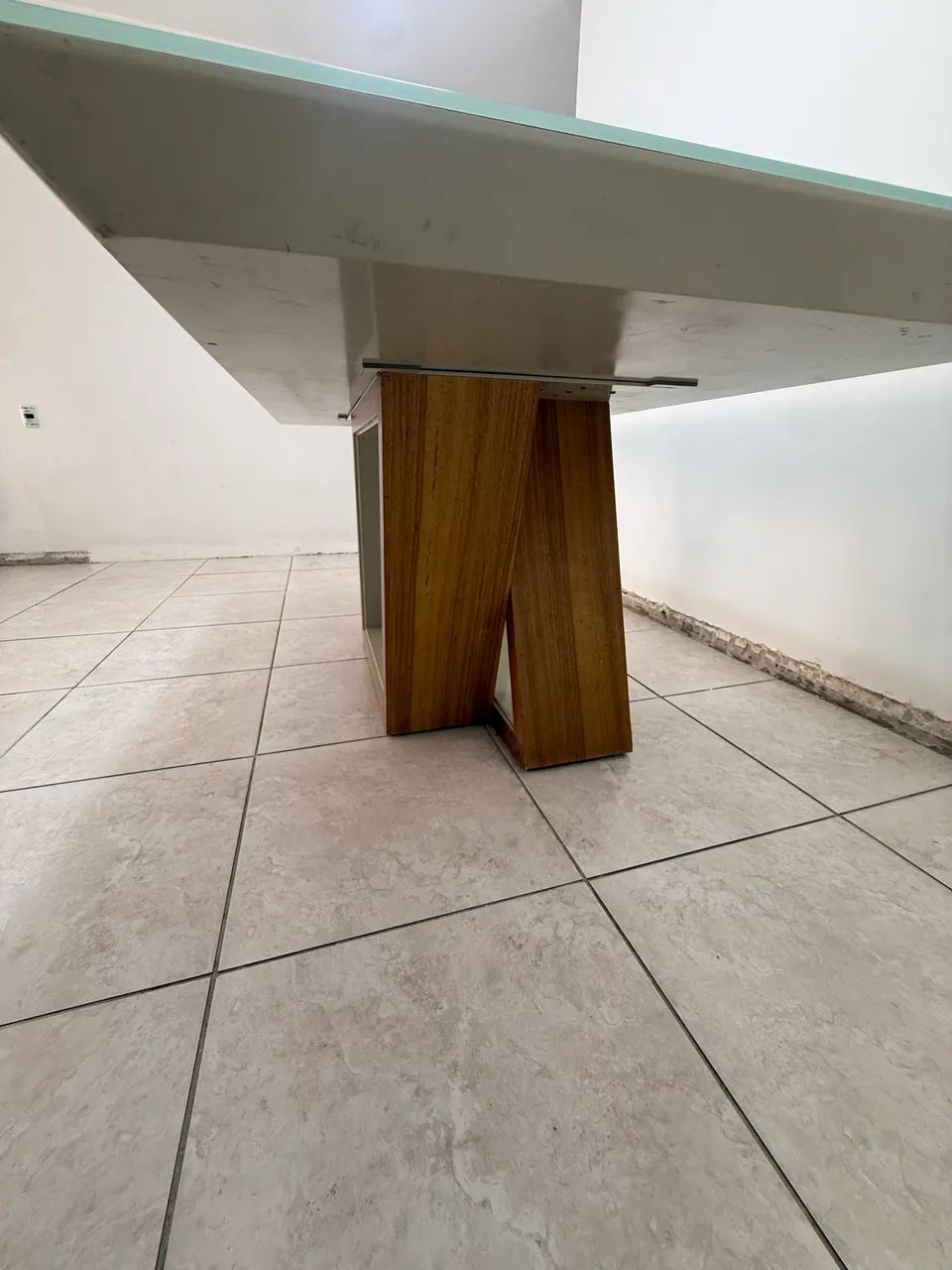 Mesa de madeira com tampo de vidro  - Foto 4