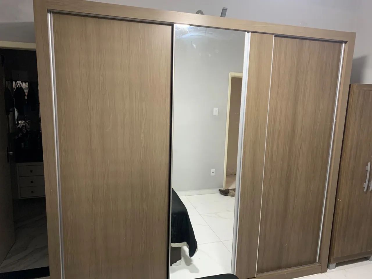 Guarda roupa 3 portas com espelho  - Foto 2