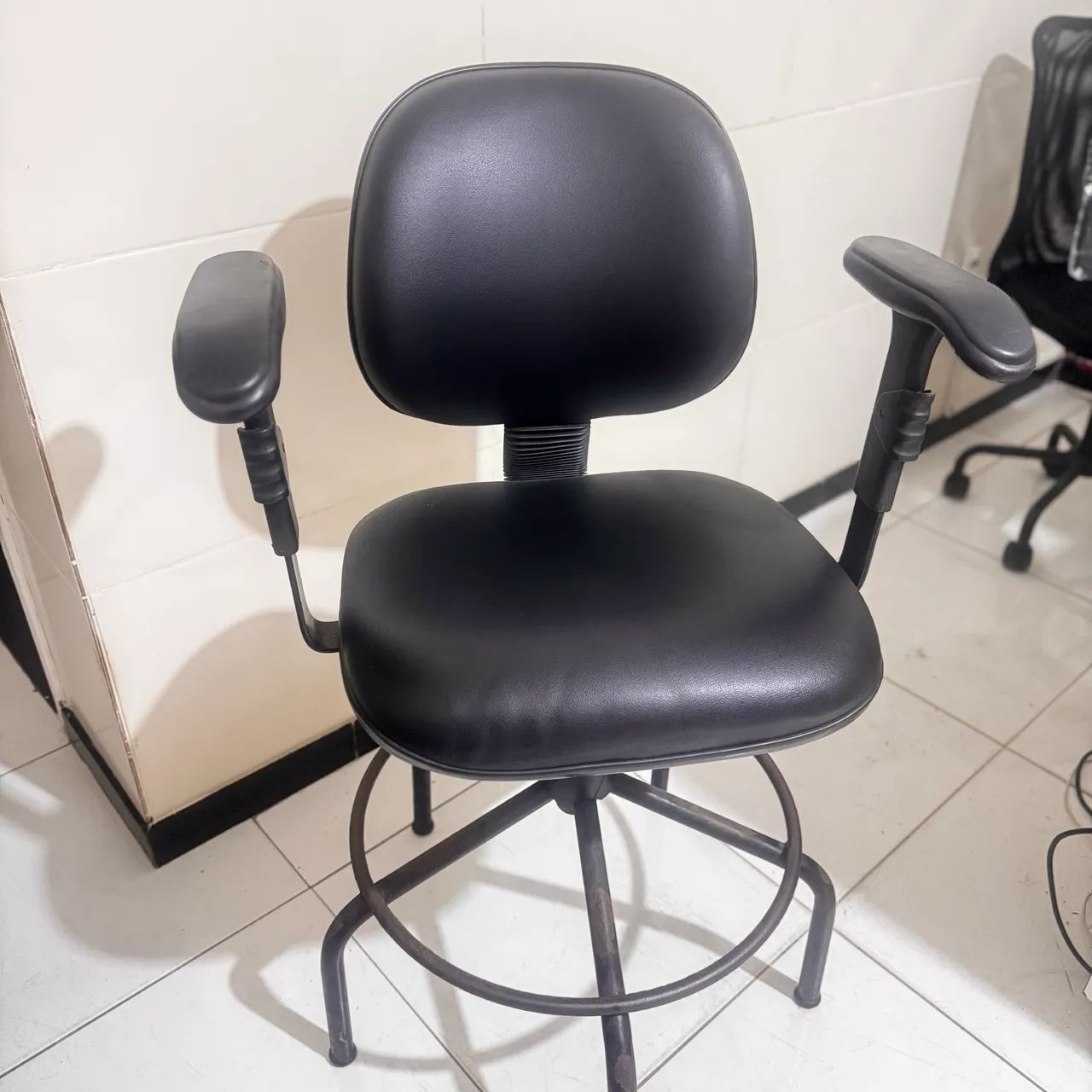Bancada alta em couro e preto - Foto 2
