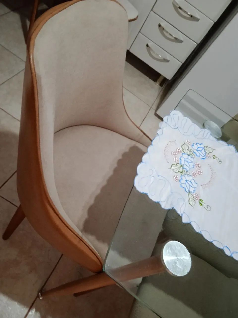 Conjunto de mesa com 4 cadeira e 2 poltronas, linda ? - Foto 4