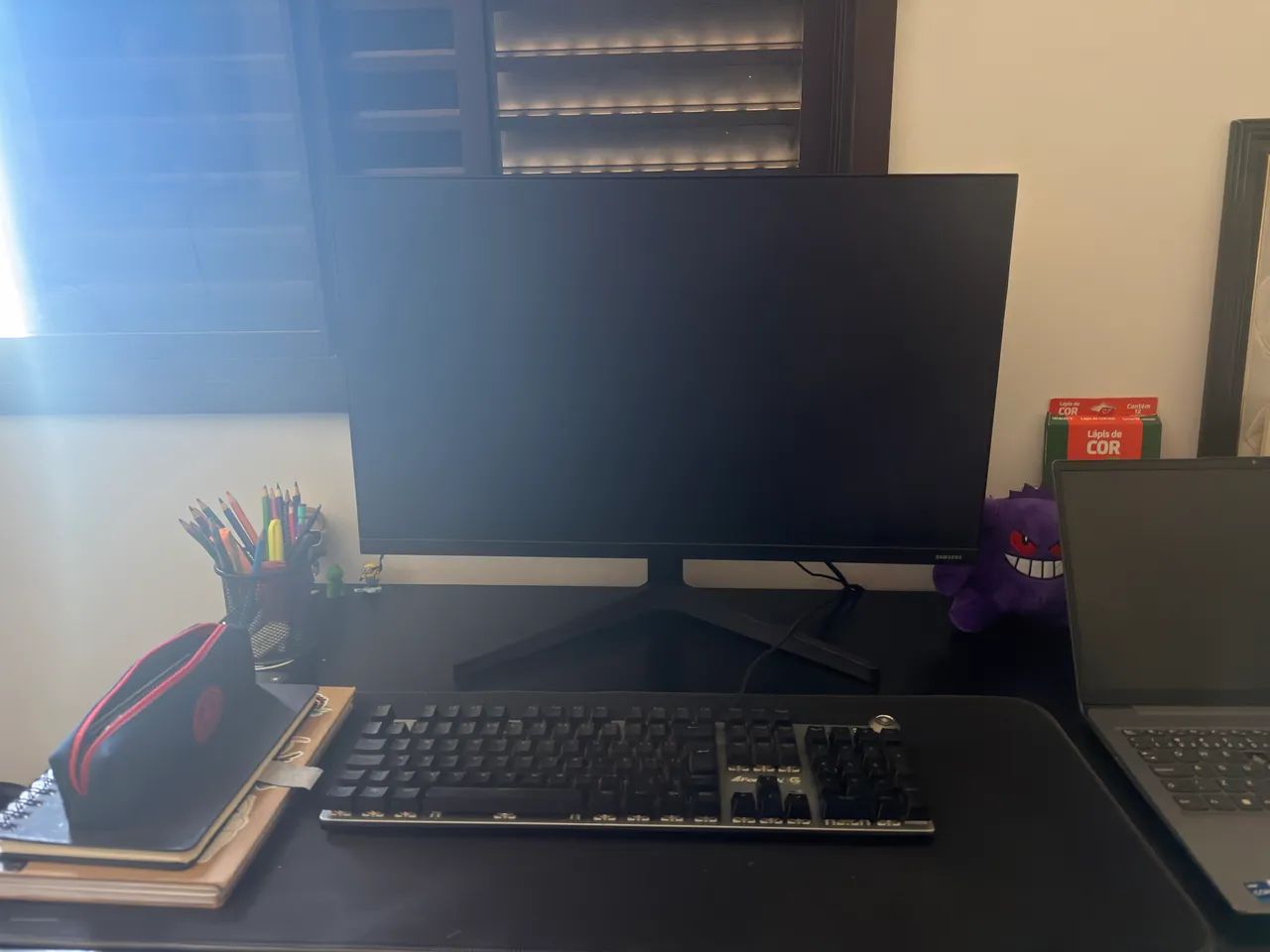 Pc gamer com cadeira e mesa 