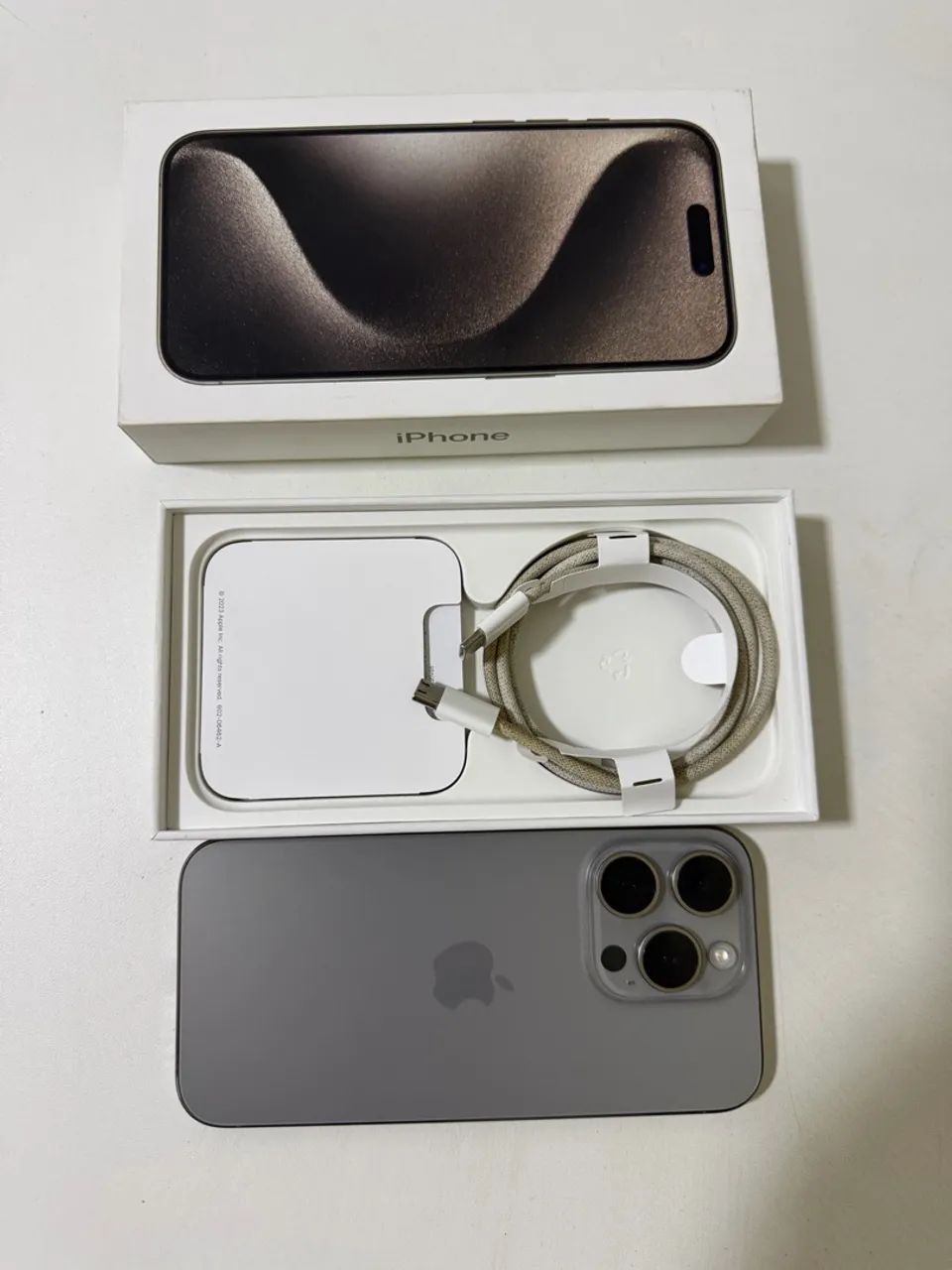 iPhone 15 Pro muito novo.