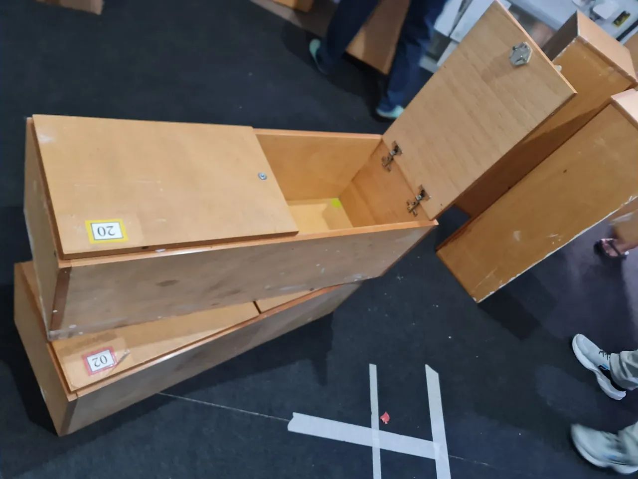 Armário de madeira com 2 portas. - Foto 2