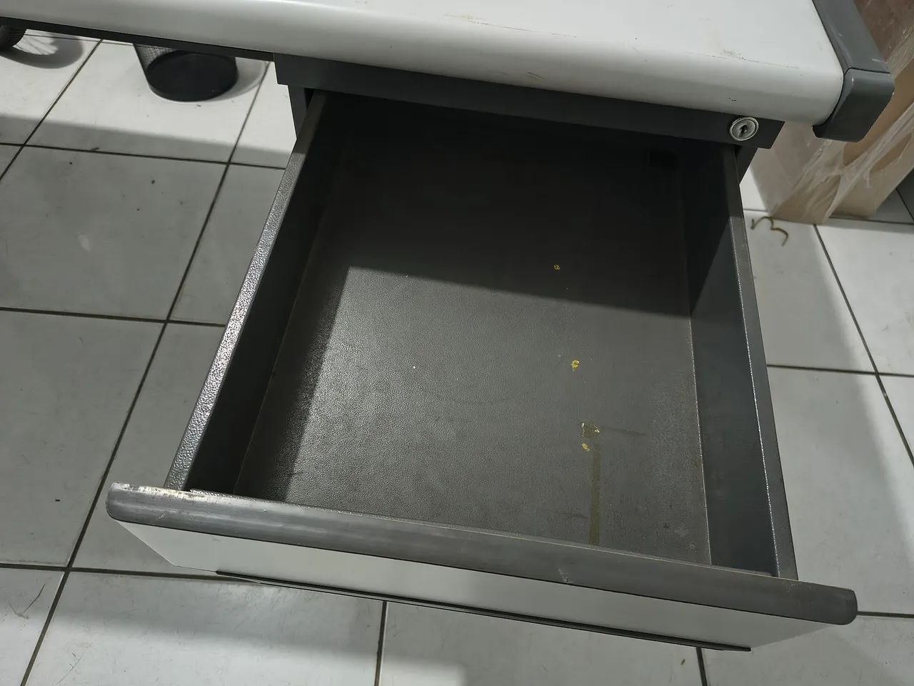 Mesa em aço escritório com gavetas - Foto 3