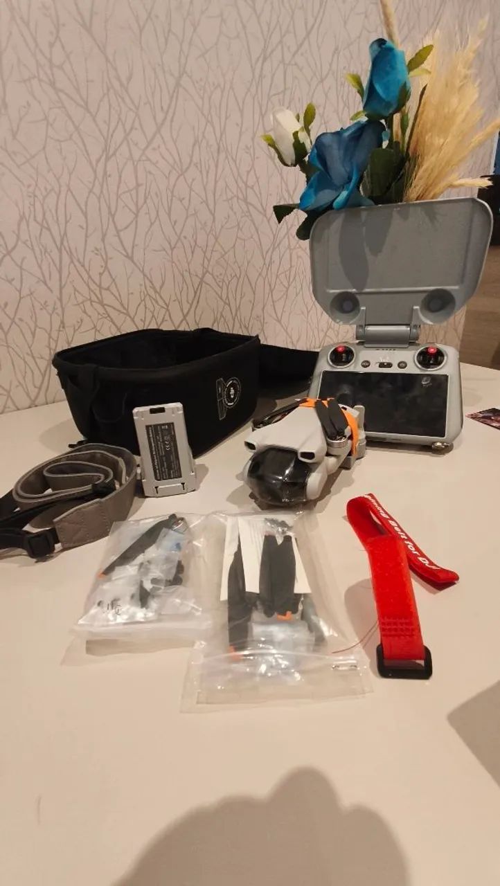 DJI mini 3 RC com Tela - kit com 2 baterias, case, protetor do controle, hélices reservas 