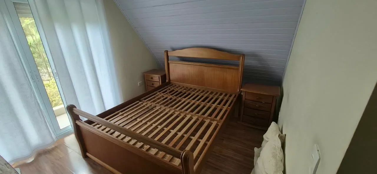 Cama de Madeira Maciça Colonial (QUEEN SIZE) + 2 Criados Mudos - Foto 3