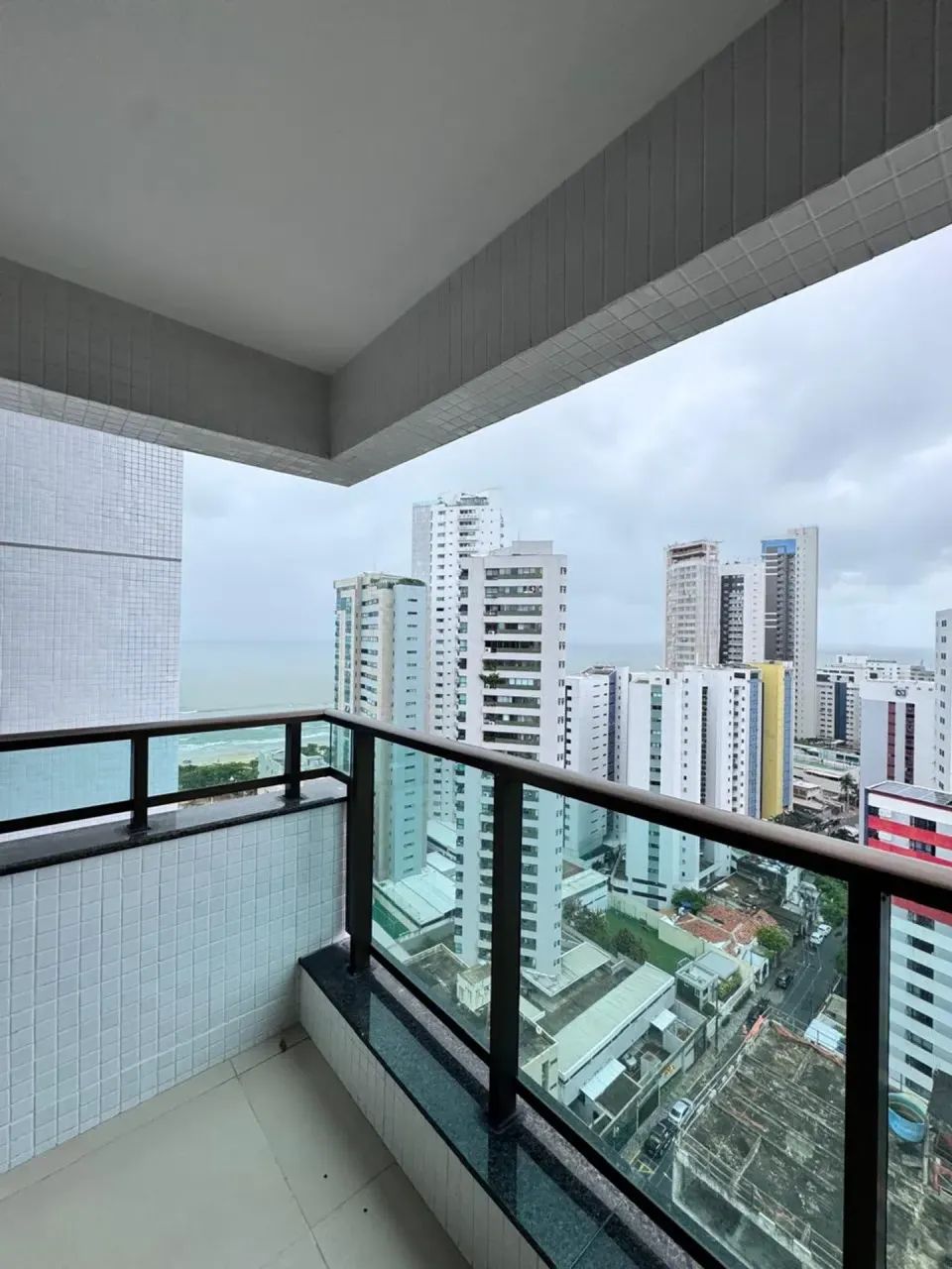 SOFISTICAÇÃO, MODERNIDADE E O PRIVILÉGIO DE VIVER A 100 METROS DO MAR NO PINA - Foto 2