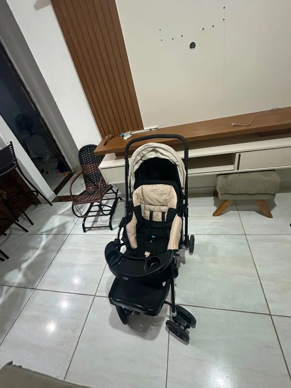 Vende-se berço e carrinho de bebê 