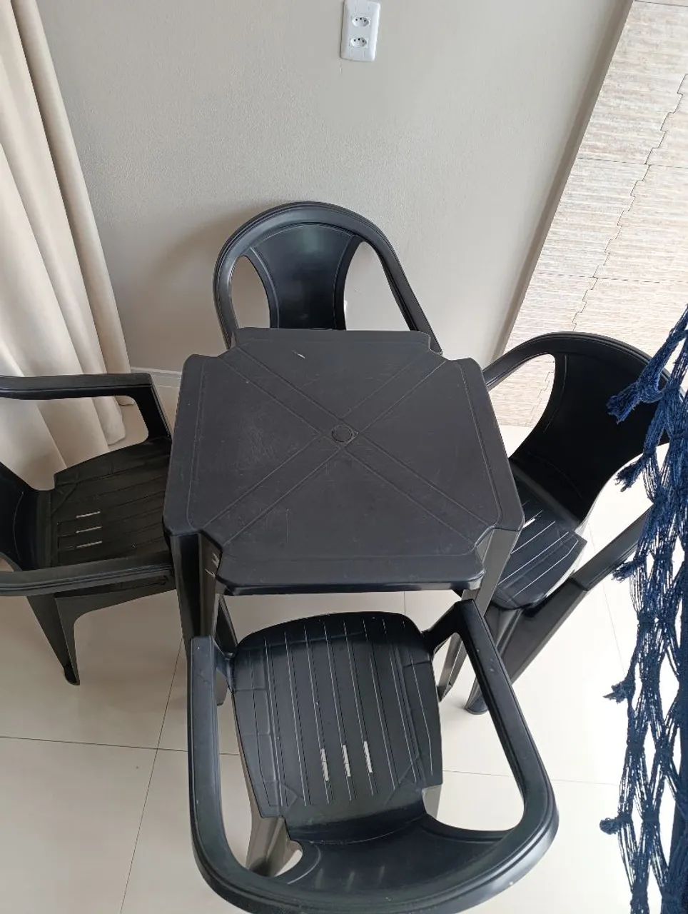 Vende-se jogo mesa plastico com 4 cadeiras. - Foto 3