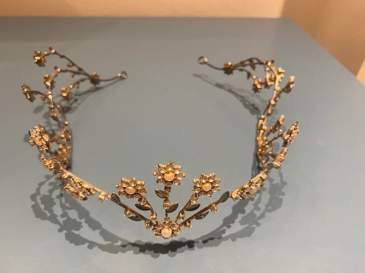 Tiara de Noiva Floral Dourada com Pérolas e Cristais / Grinalda Boho  - Foto 2