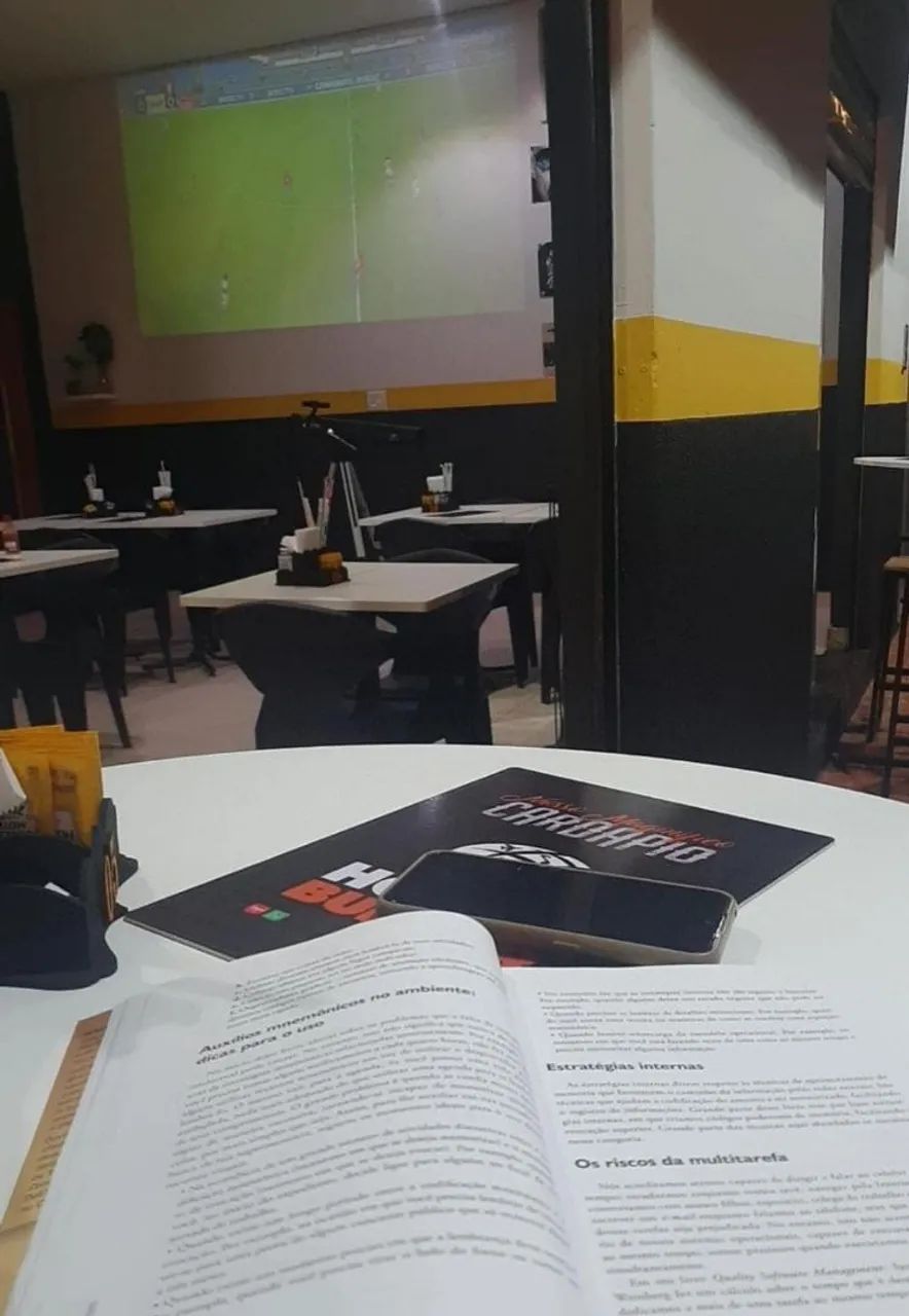 9 Mesas e 24 Poutronas Mesas de tampão de MDF e e pés de metal, Poutonas de plástico