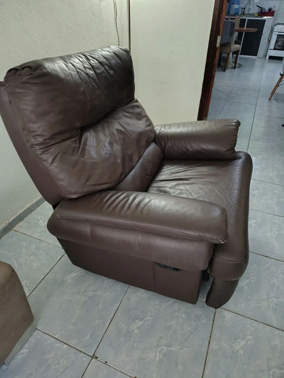 Plotrona do papai em couro em bom estado  - Foto 5