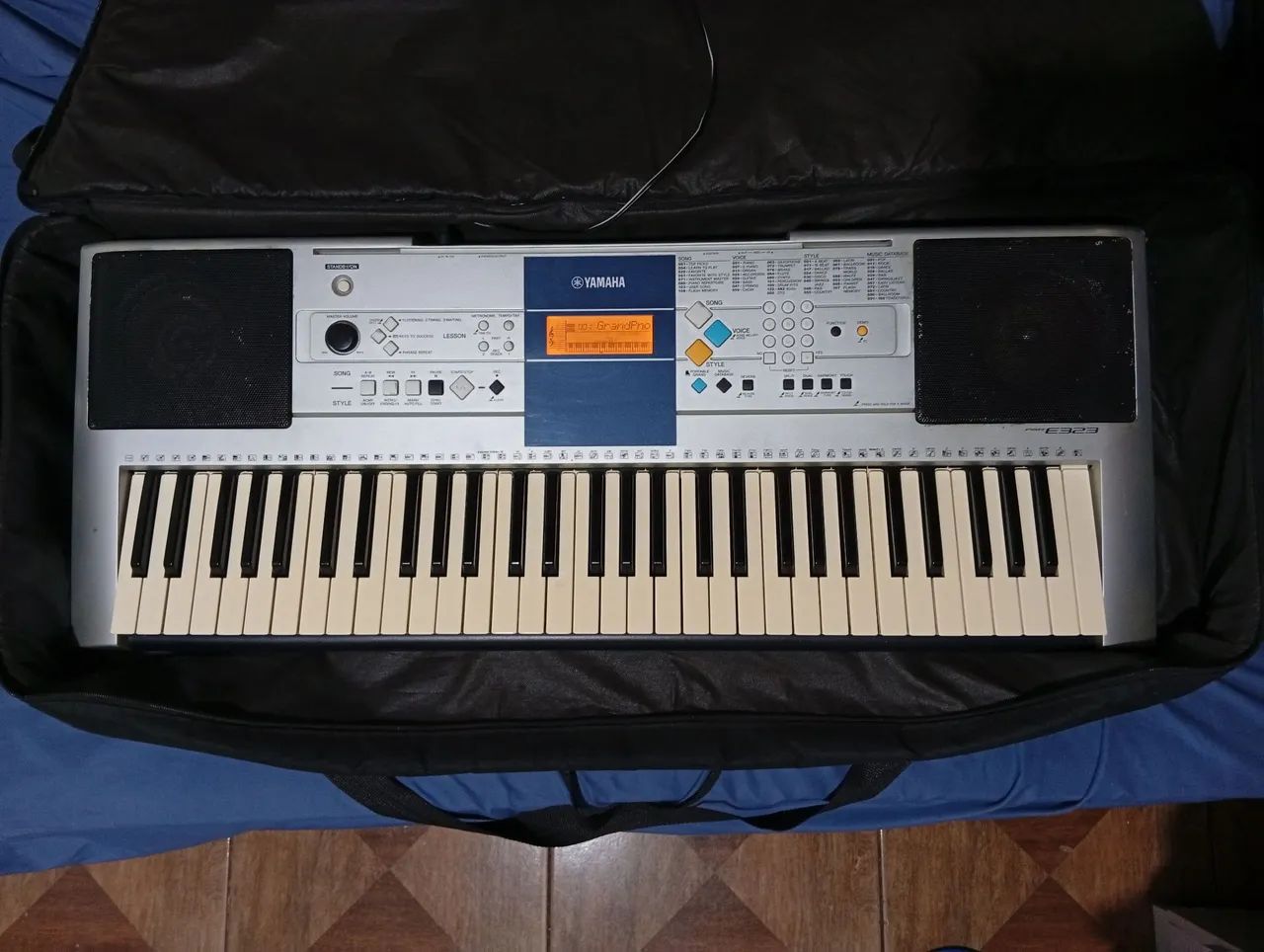Teclado arranjador Yamaha PSR E323 com acessórios - Foto 2