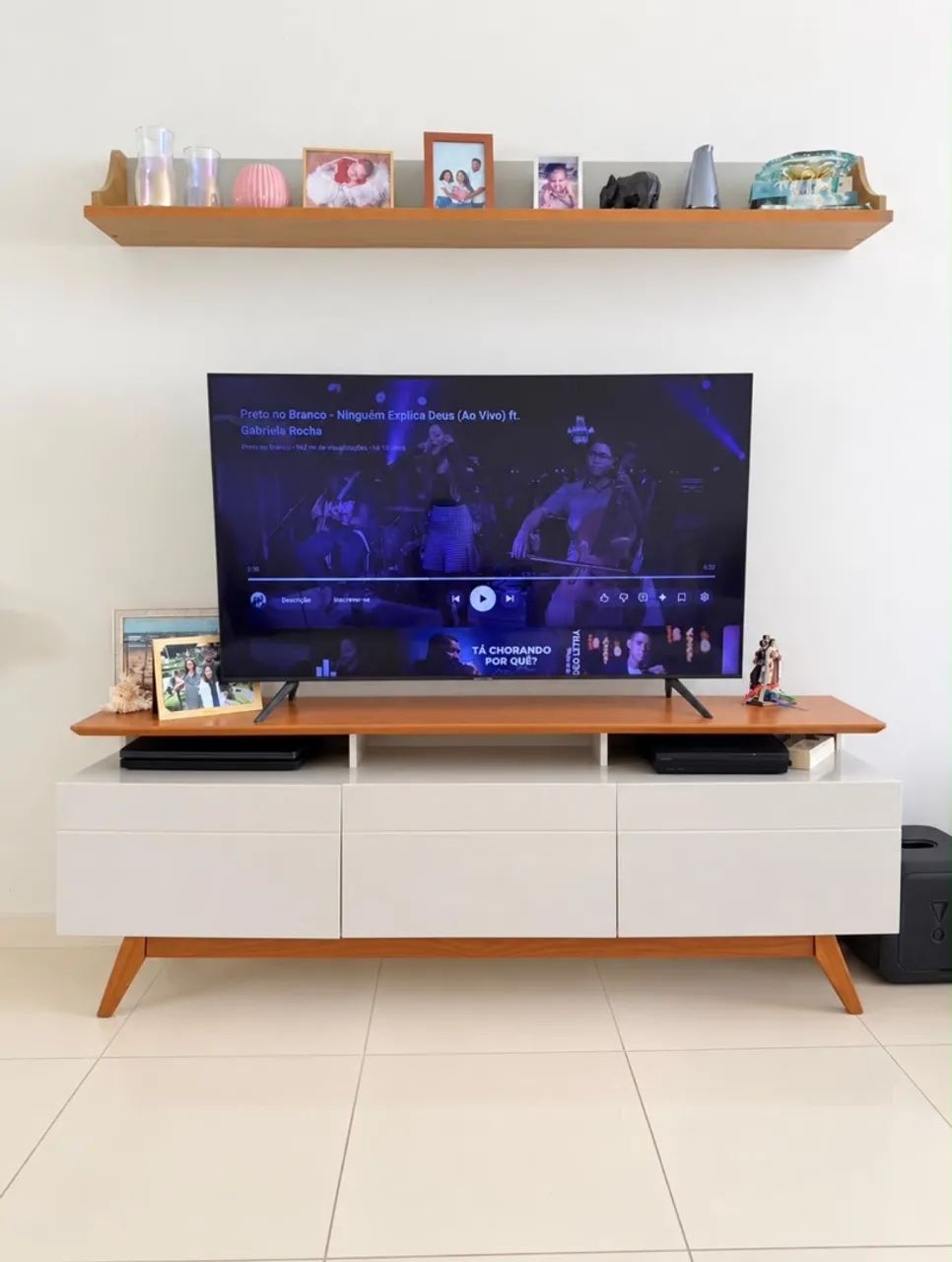 Rack para sala com prateleira suspensa