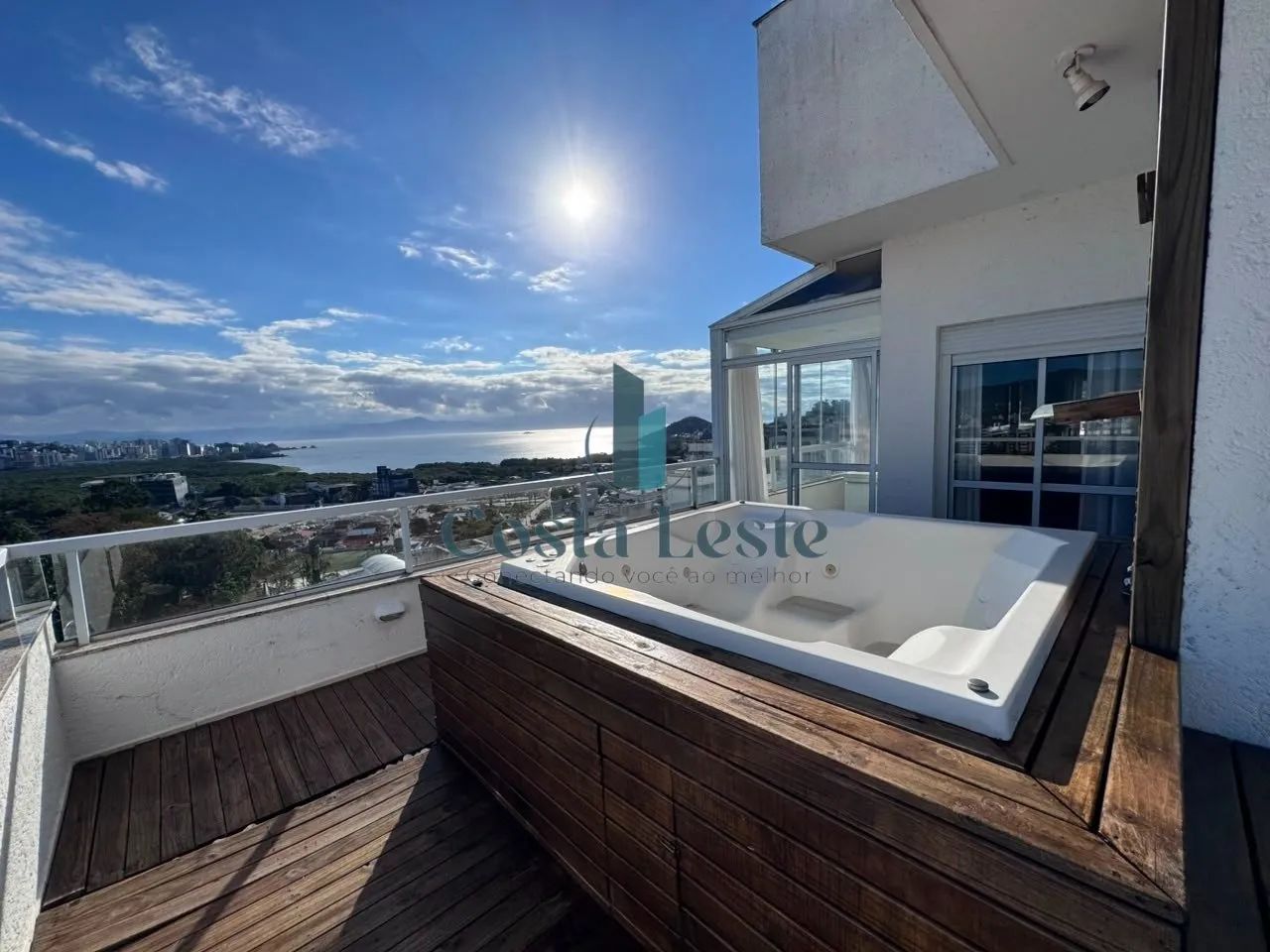 Elegância e vista mar em uma cobertura única