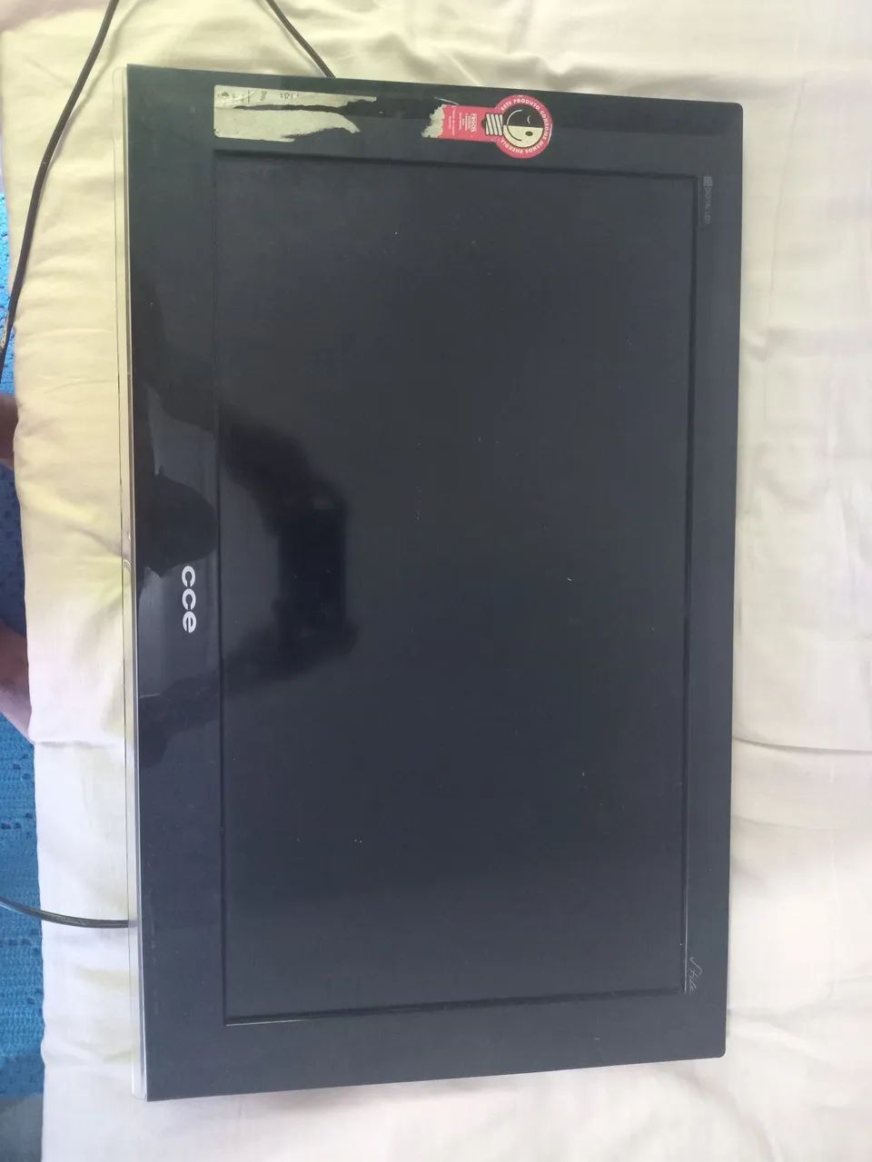 TV CCE Led 24" com defeito