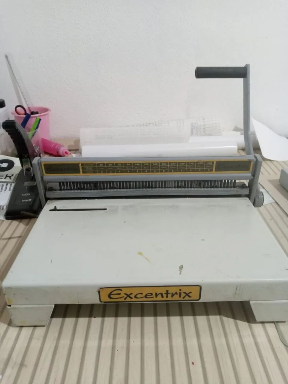 Máquina de encadernação excentrix 