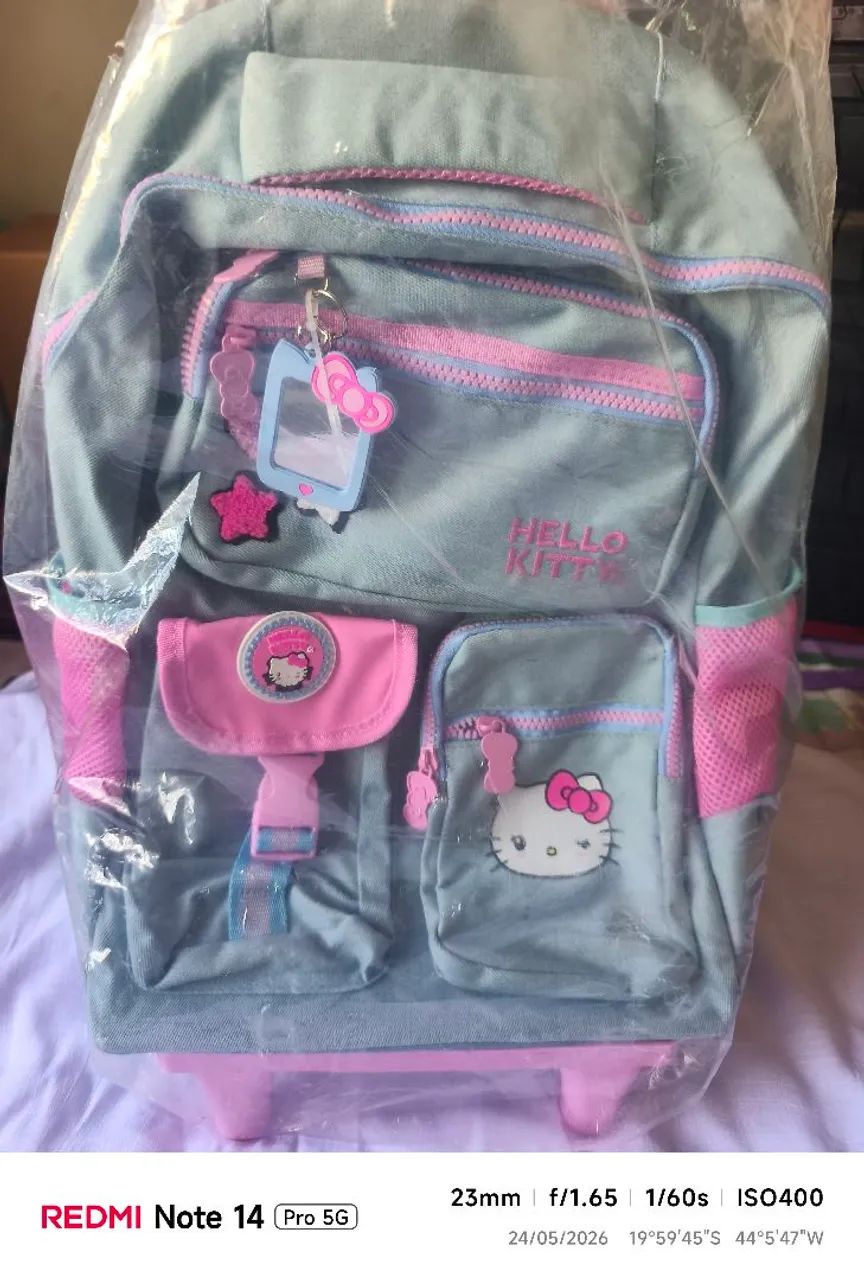 Mochila de rodinha hello Kitty feminina. 