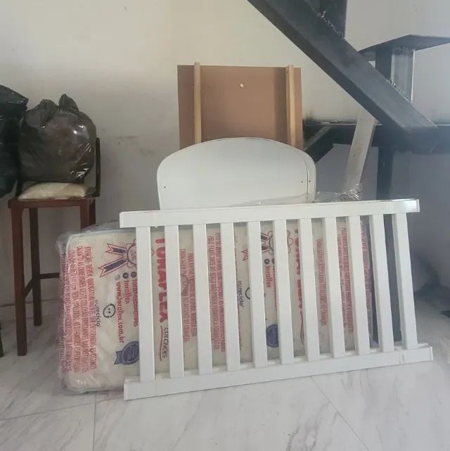 Berço branco e cerdadinho infantil 