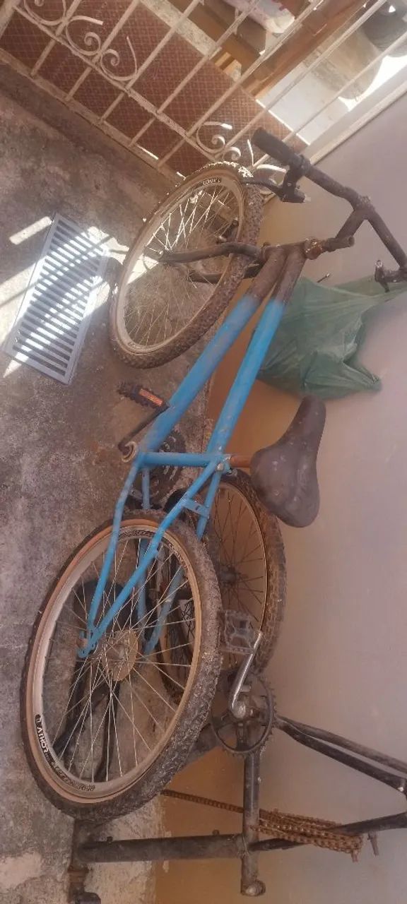 Bicicleta e um quadro com dois aros e peneus
