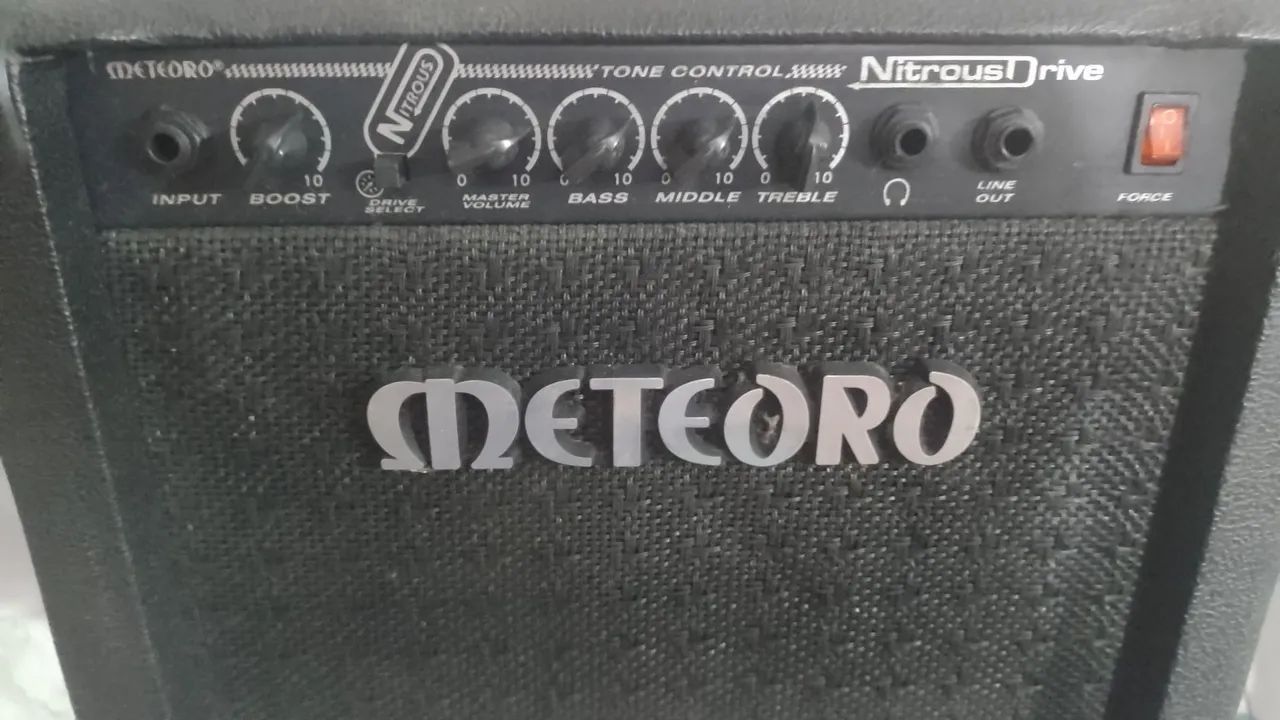 Caixa de guitarra meteoro 30 watts RMS com tripé. - Foto 2
