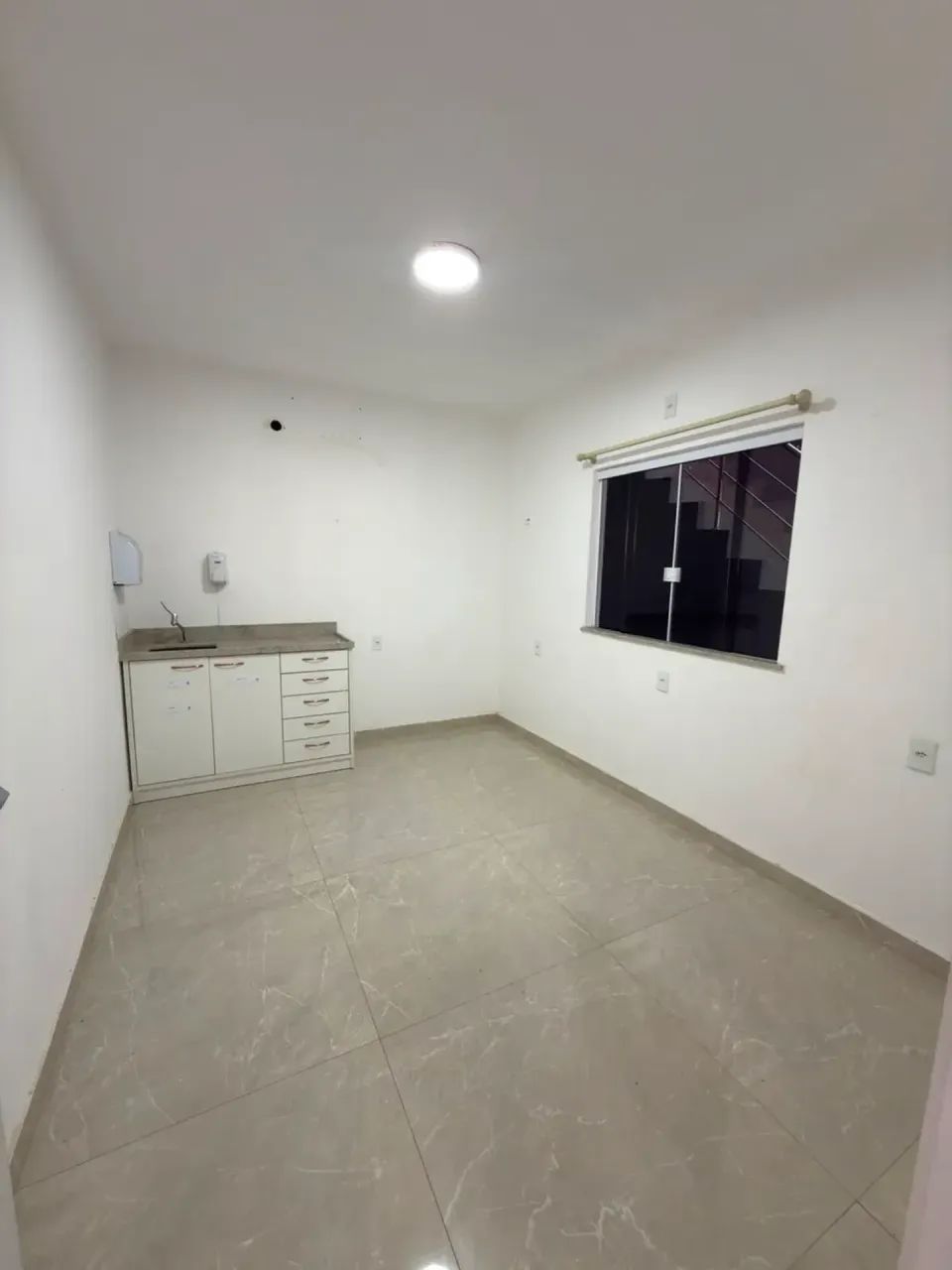 ALUGA-SE APARTAMENTO / Com 2 Qts - Foto 3