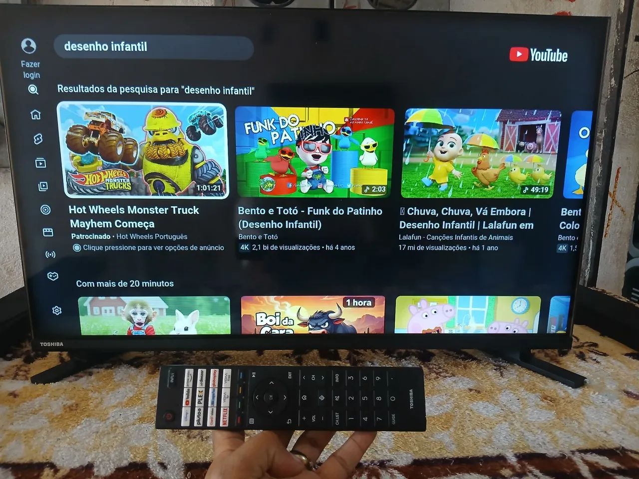 TV TOSHIBA 32 POLEGADAS SMART WIFI VAI COM CONTROLE E PEZINHO FUNCIONANDO PERFEITAMENTE 