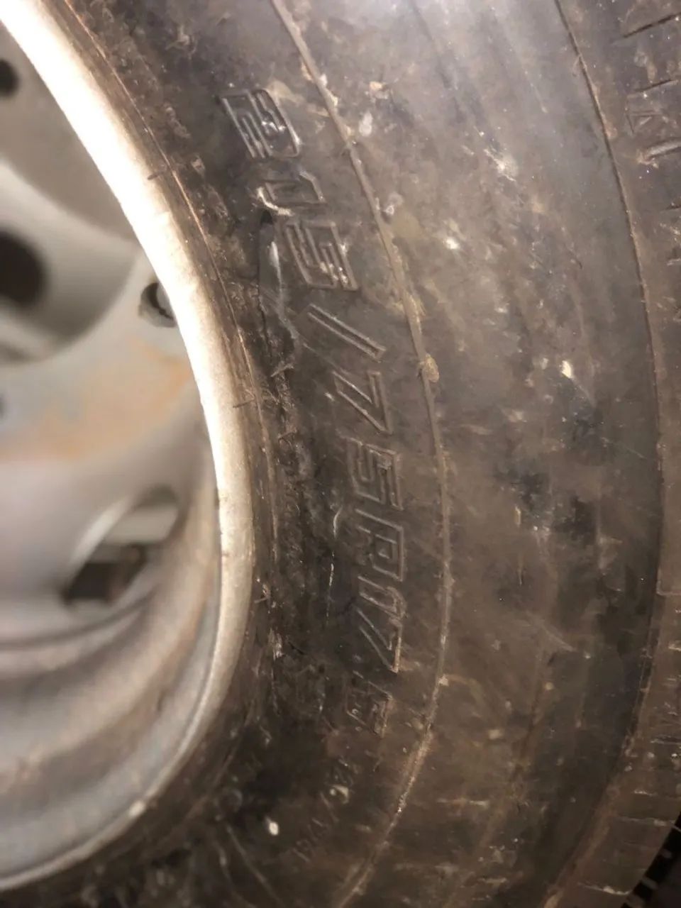 Vendo 2 pneus novos modelos 215/75/17.5  com as rodas novas também  - Foto 3